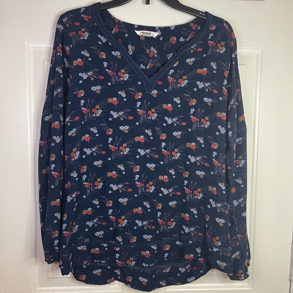 Mountain khaki floral v neck long‎ sleeve top.